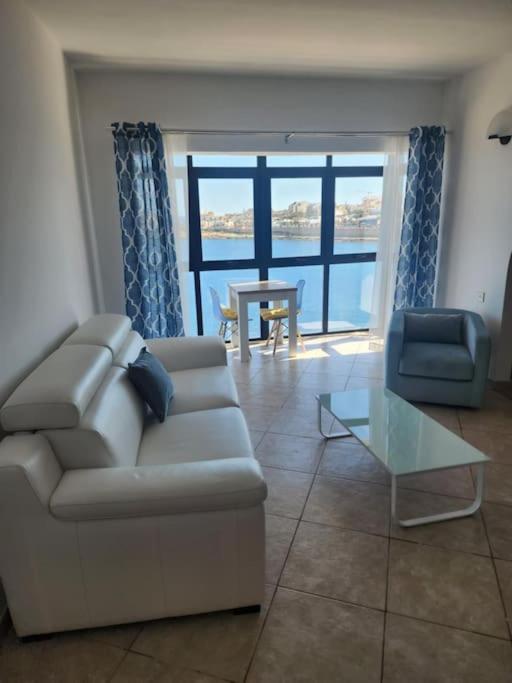 Posezení v ubytování Seafront 2 bedroom apartment