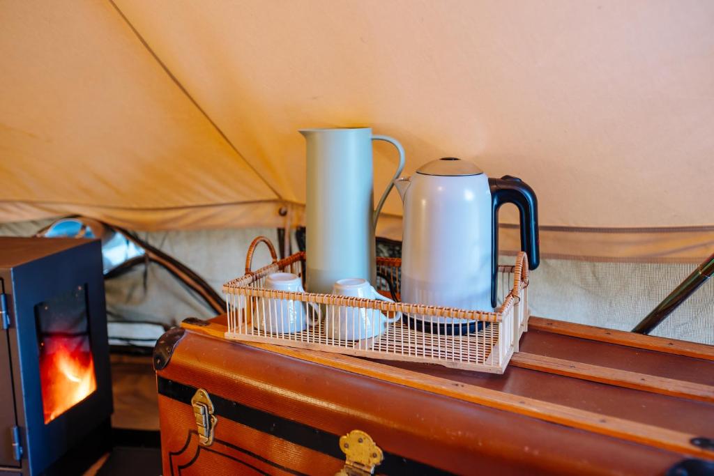 Příslušenství pro přípravu čaje a kávy v ubytování Glampingtält i naturen
