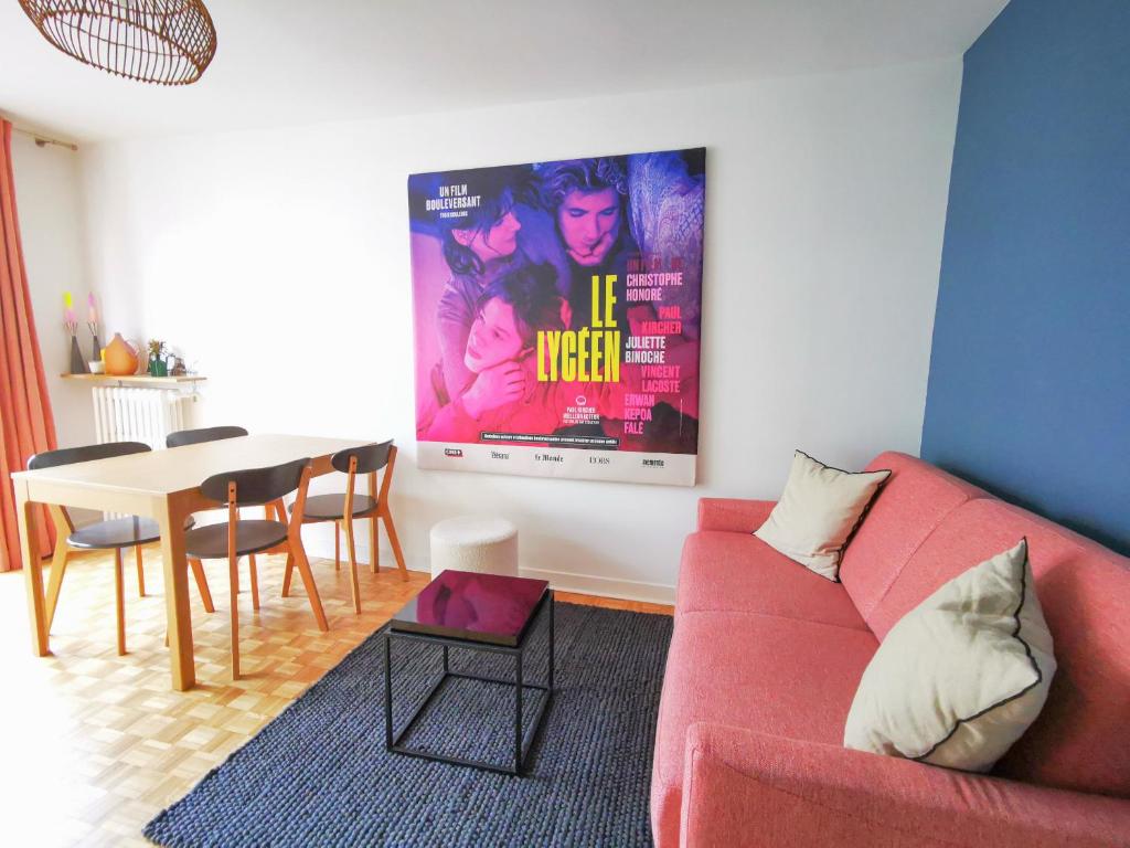 un salon avec un canapé rouge et une table dans l'établissement 3 chambres renove climatise quartier Latin & Seine, à Paris