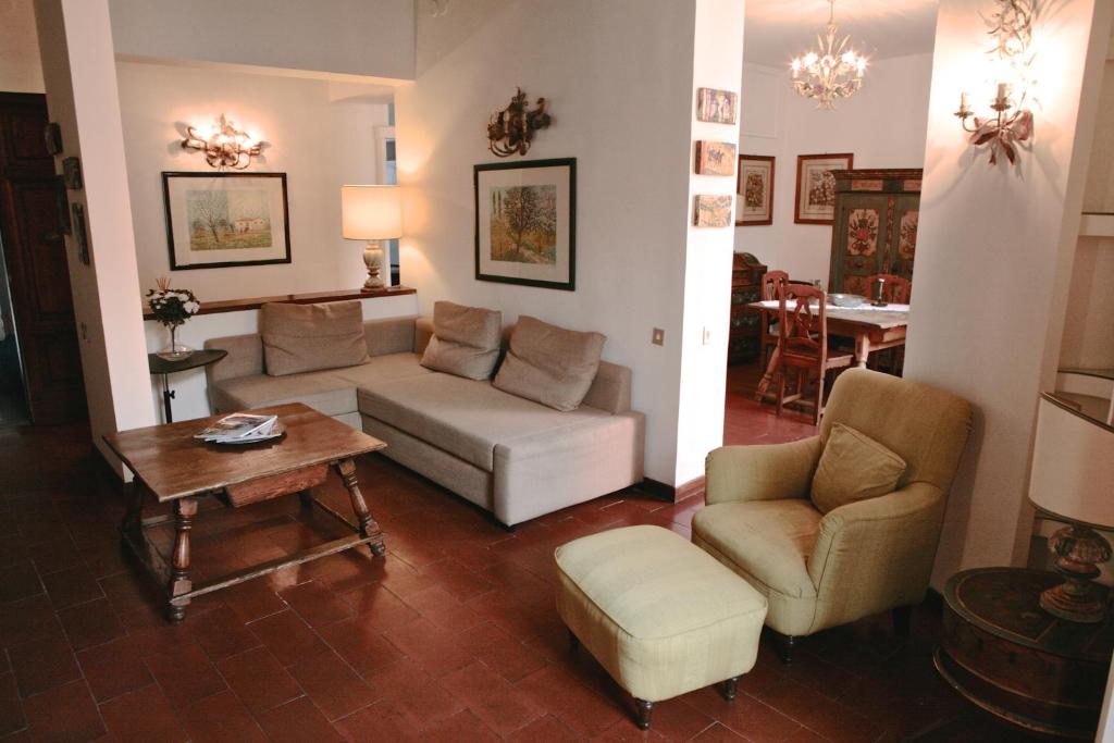 a living room with a couch and chairs and a table at Domus Antonella a Trastevere in Rome