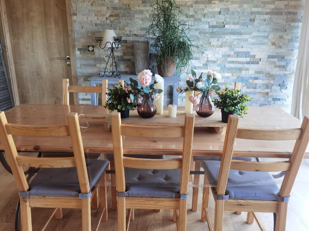 VoegtlinshoffenにあるLe Jardin d Edenの木製のダイニングテーブル(椅子、植物付)