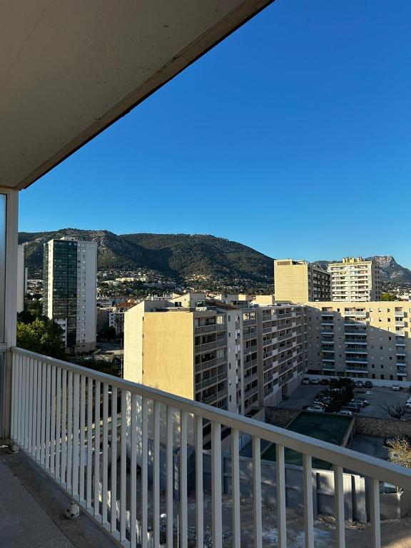 une vue d'une ville depuis un balcon dans l'établissement Bel appartement, à Toulon