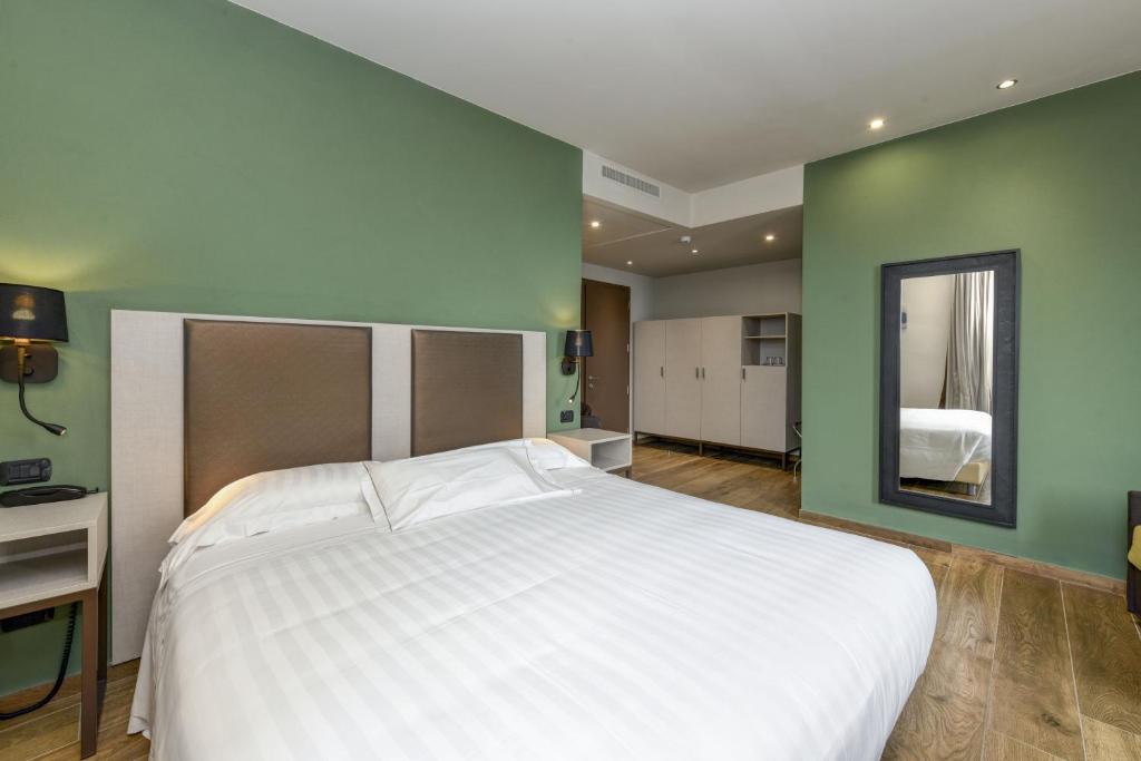 Postel nebo postele na pokoji v ubytování Hotel Tripoli