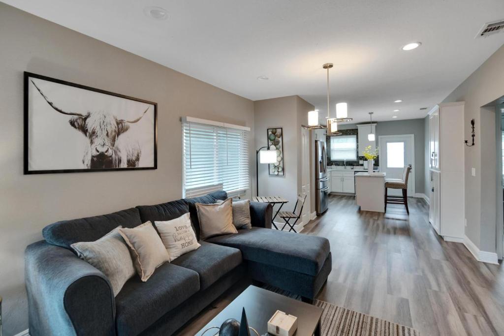 Posezení v ubytování Cozy Bungalow Central Location Near Downtown