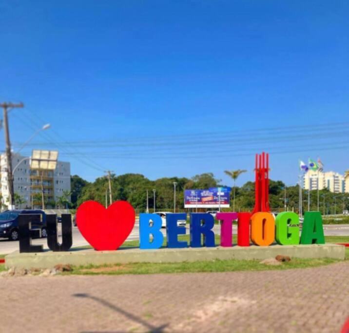un panneau qui dit « j'aime Benbourg » avec un cœur rouge dans l'établissement Casa Centro de Bertioga - SP terrea 300 metros da praia - Marcondes 05, à Bertioga