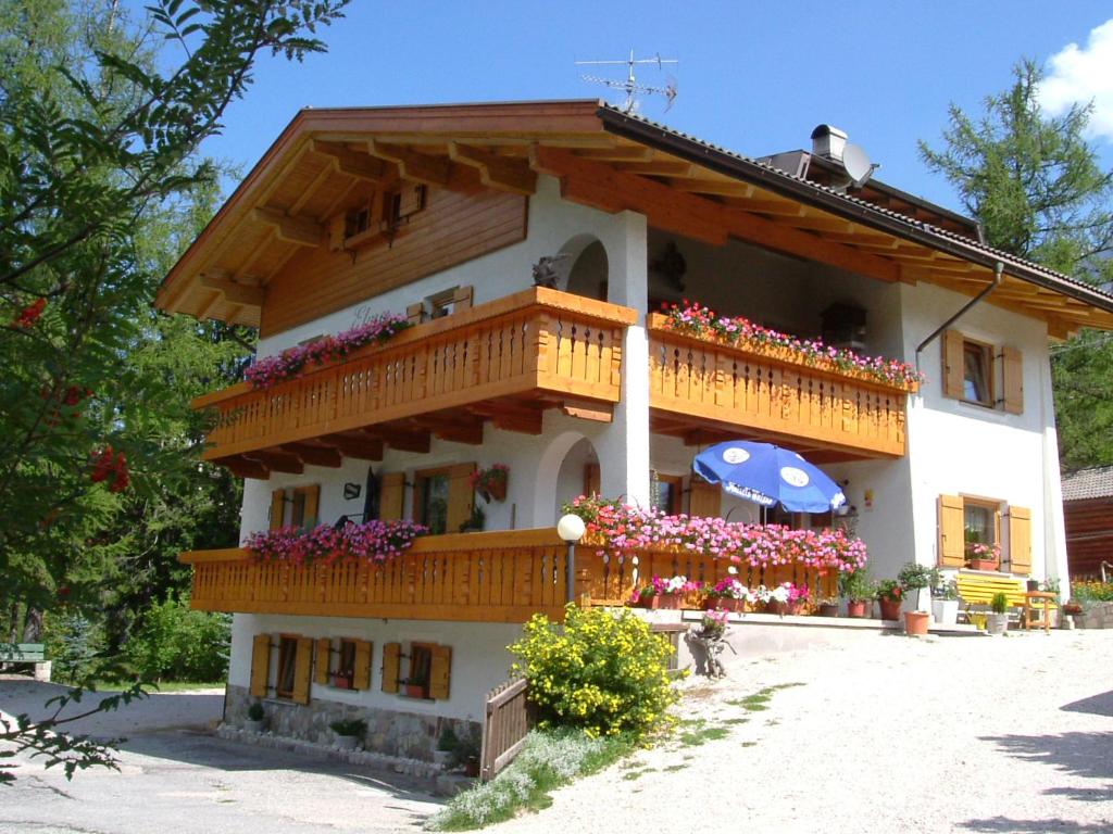 Hoone, kus hommikusöögiga majutusasutus asub