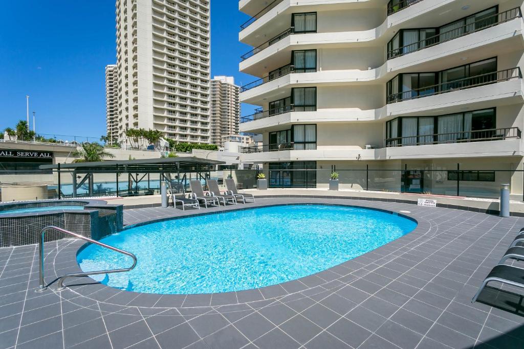 una piscina frente a un edificio en BreakFree Cosmopolitan, en Gold Coast