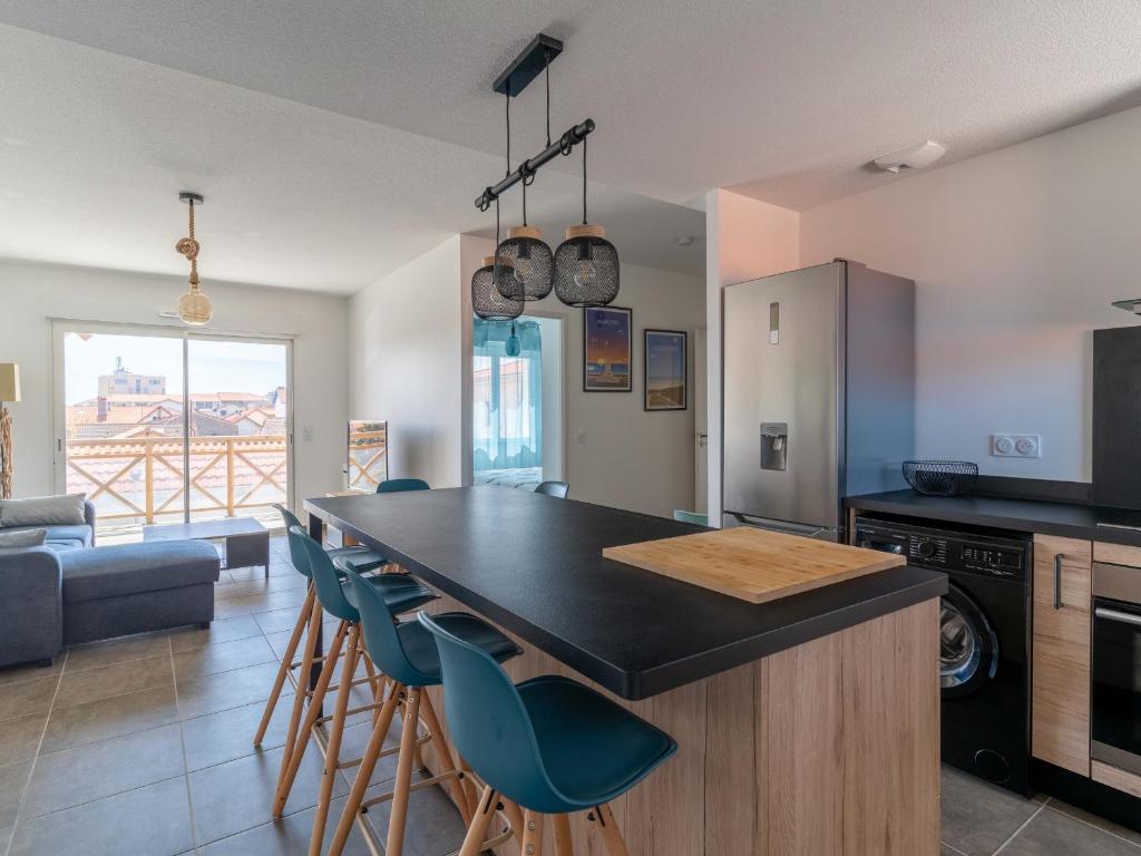 kuchnia z wyspą z blatem w obiekcie Appartement 3* à 50m de l'Océan, 5 pers, Clim, Wifi, Parking - Mimizan Plage - FR-1-50-116 w mieście Mimizan