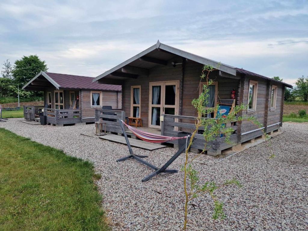 een kleine hut met een hangmat ervoor bij Domki Gajewo 2 in Gajewo