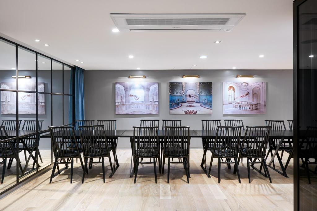 Uma área de estar em Hotel Peyto Samseong