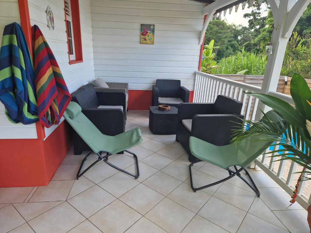 Posezení v ubytování Bungalows Corail, F3 avec piscine à Sainte Luce