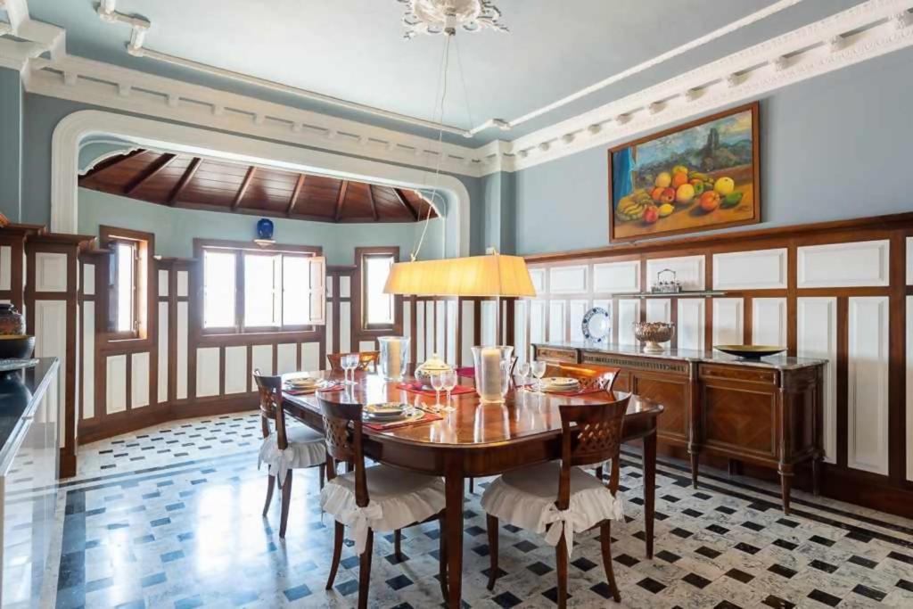 Posedenie v ubytovaní Amplia Villa de lujo con piscina climatizada