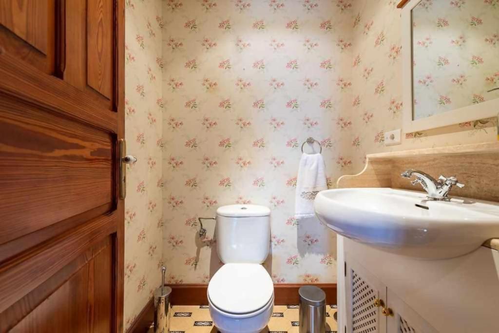 Kúpeľňa v ubytovaní Amplia Villa de lujo con piscina climatizada