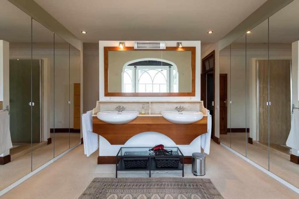 Kúpeľňa v ubytovaní Amplia Villa de lujo con piscina climatizada