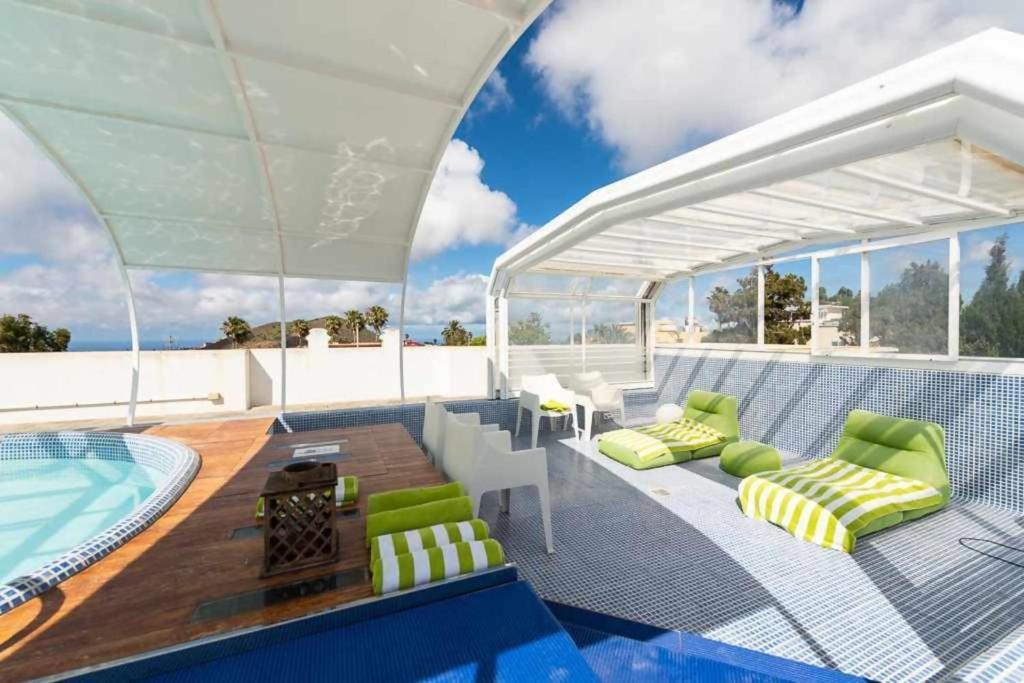 Bazén v ubytovaní Amplia Villa de lujo con piscina climatizada alebo v jeho blízkosti