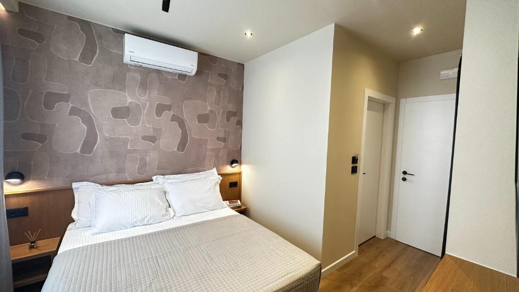 Rúm í herbergi á Serenity Rooms