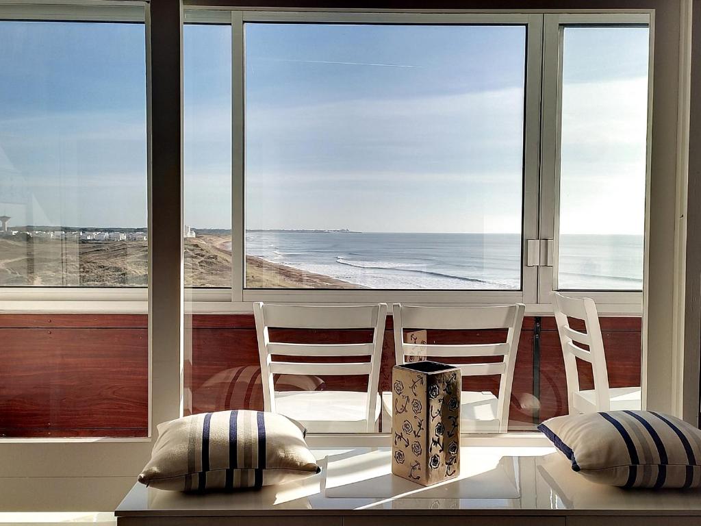 une salle à manger avec vue sur l'océan dans l'établissement Studio charmant avec balcon loggia, parking gratuit, plage et commerces à proximité - FR-1-652-14, à Saint-Hilaire-de-Riez