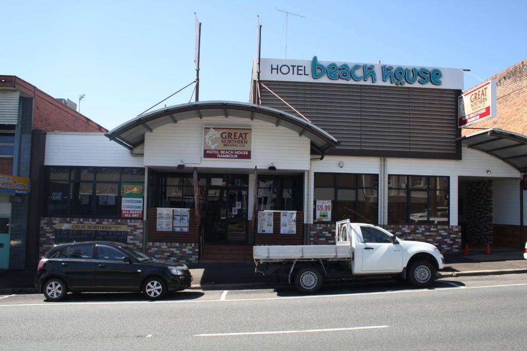 un camión estacionado frente a una casa de playa de hotel en Hotel Beach House Nambour, en Nambour