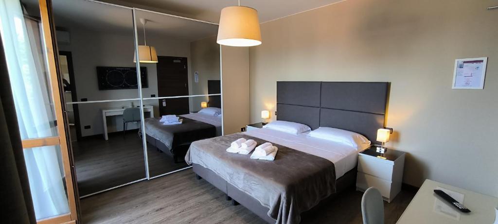 Postel nebo postele na pokoji v ubytování Hotel Gardenia Sirmione