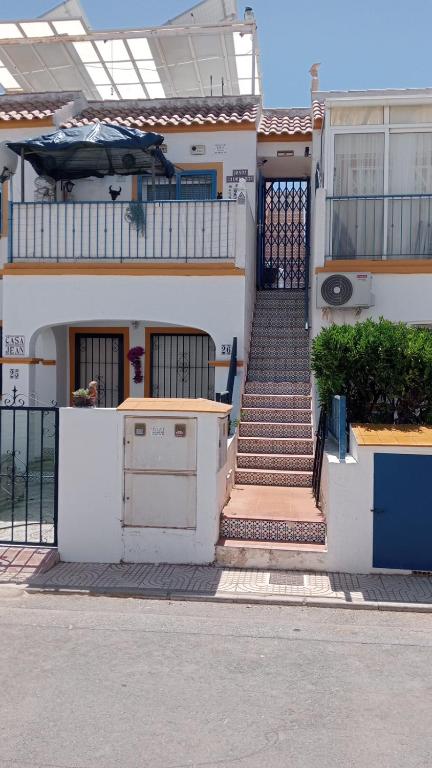 een gebouw met een trap naar een gebouw bij Bungalow Playa Flamenca in Orihuela