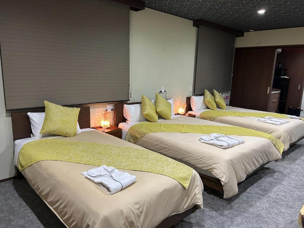 Giường trong phòng chung tại Stay Hakata Bette - Vacation STAY 48478v