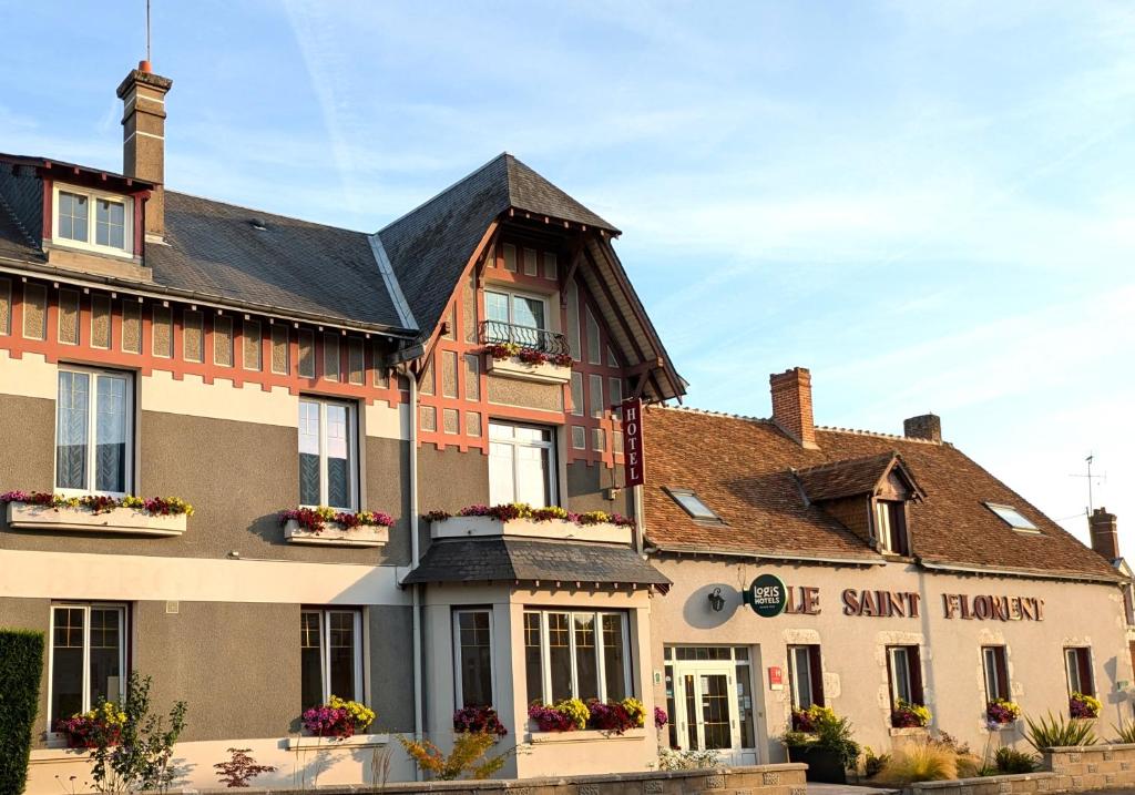 a large building with a sant franc house at Logis Hôtel Le Saint Florent in Mont-près-Chambord