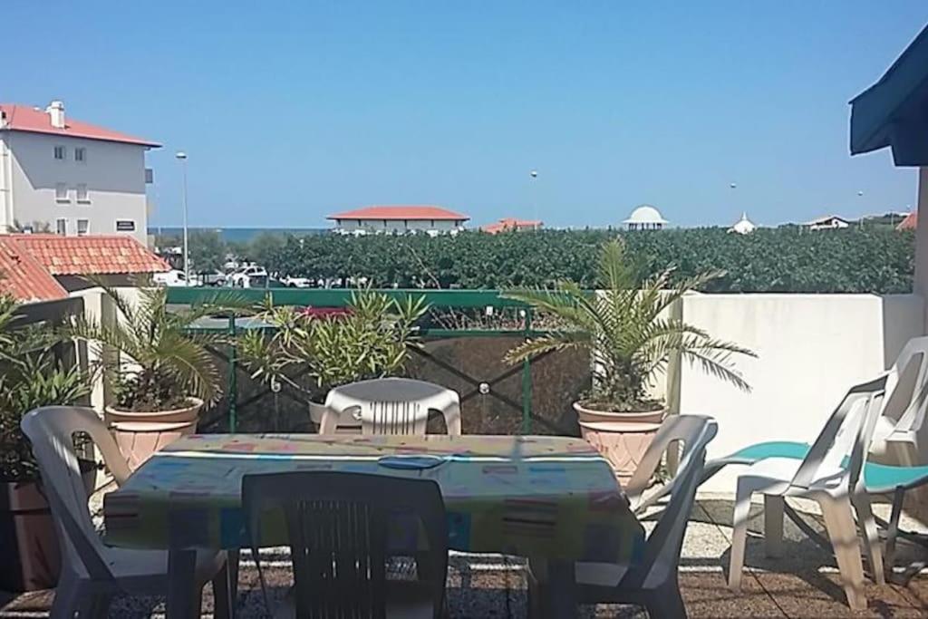 une table et des chaises sur une terrasse avec vue dans l'établissement T2 bis vue mer, 5 pers, grande terrasse, à Anglet