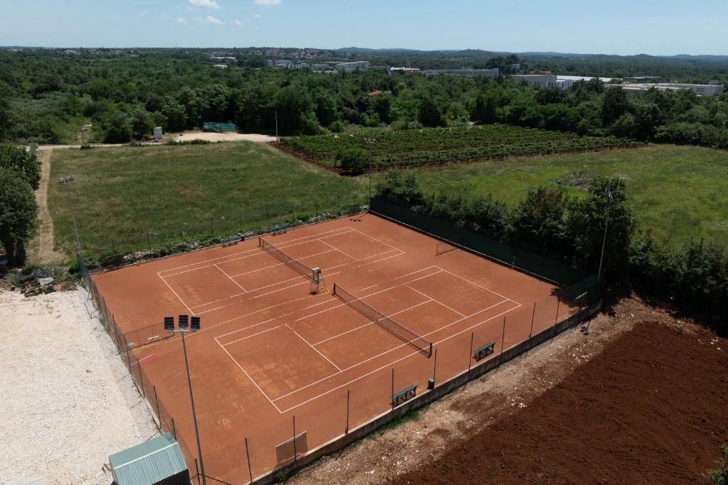 Instalaciones para jugar a tenis o squash en Boutique Hotel Paradiso o alrededores