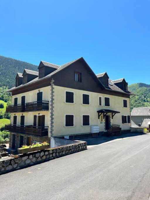 un grand bâtiment sur le côté d'une route dans l'établissement Cozy Pyrenees Mountain Retreat, à Castillon-de-Larboust
