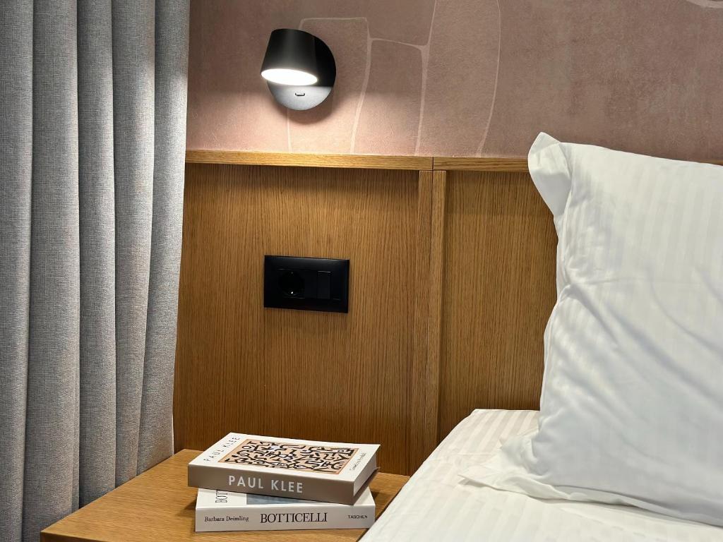 Rúm í herbergi á Serenity Rooms