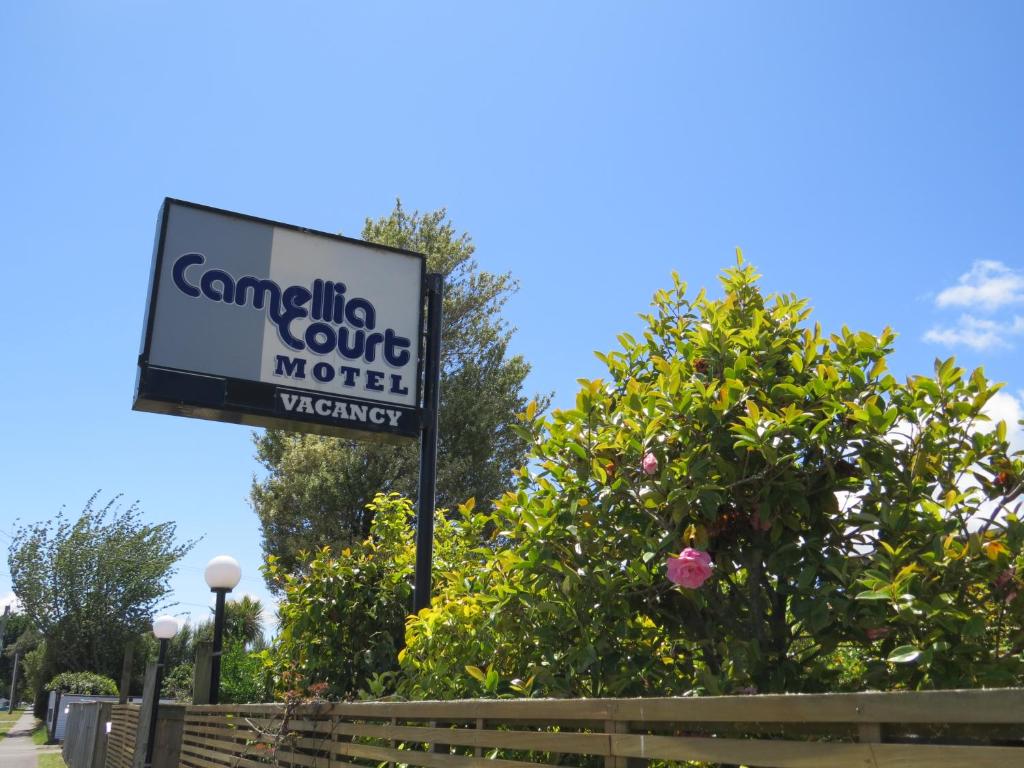 een bord voor een Carolina Court motel bij Camellia Court Family Motel in Taupo