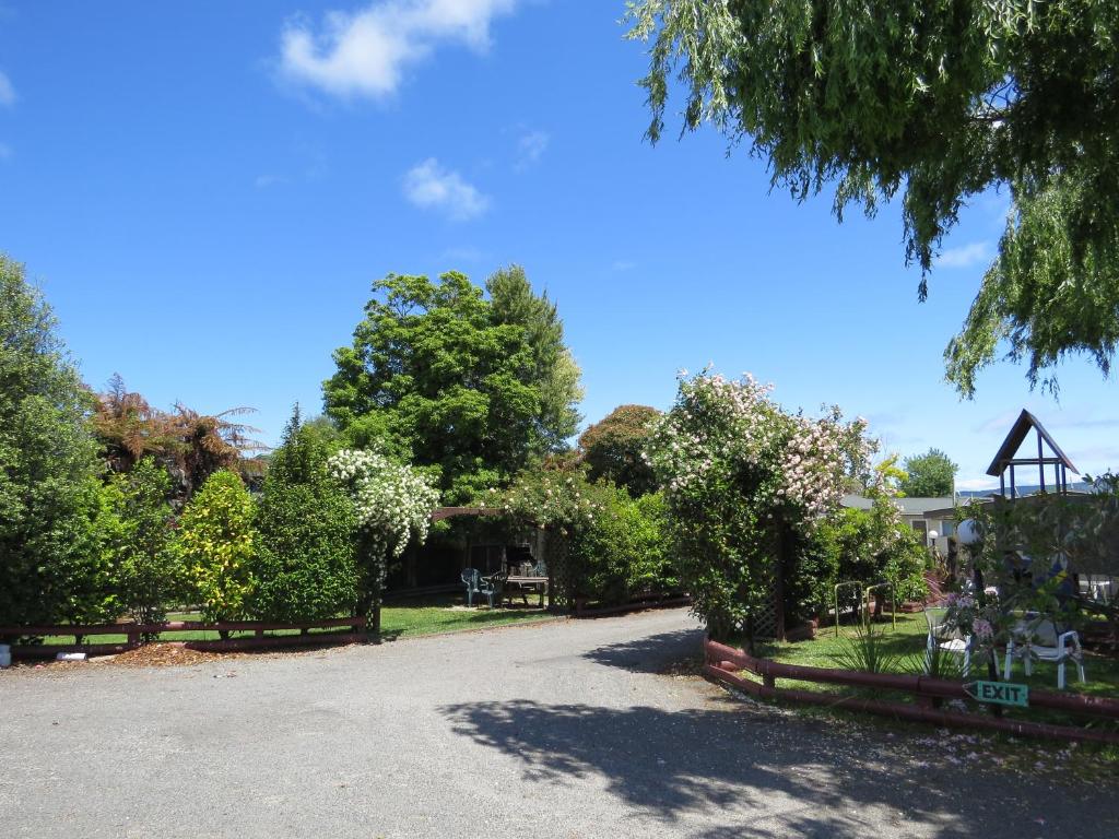 Zahrada ubytování Camellia Court Family Motel