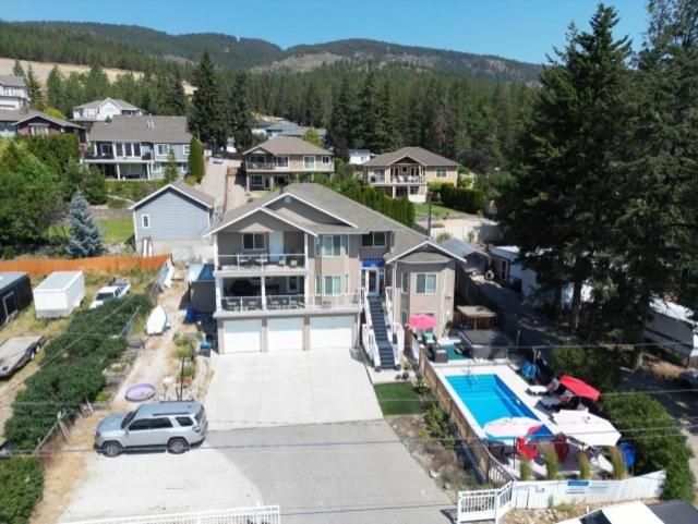 Bazén v ubytování Salish B&B and Spa nebo v jeho okolí