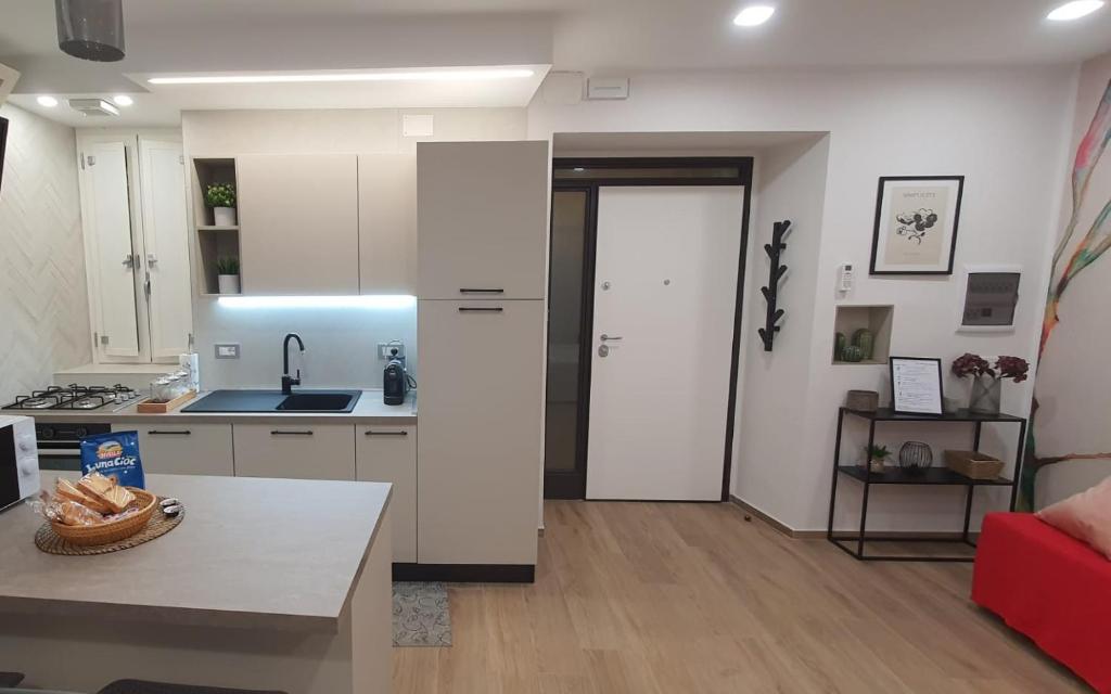 una cucina con armadi bianchi e piano di lavoro di B&B Lamezia Terme Centro a Lamezia Terme
