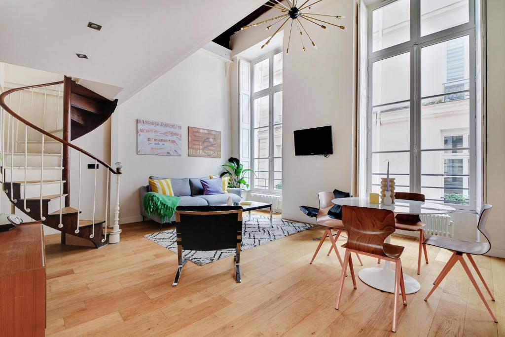 un salon avec une table et un canapé dans l'établissement GemBnB Luxury Apartments in Paris - Temple - Marais, à Paris