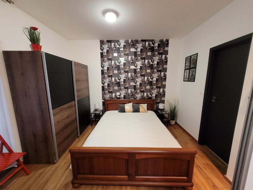 Postel nebo postele na pokoji v ubytování J2Velence Apartman