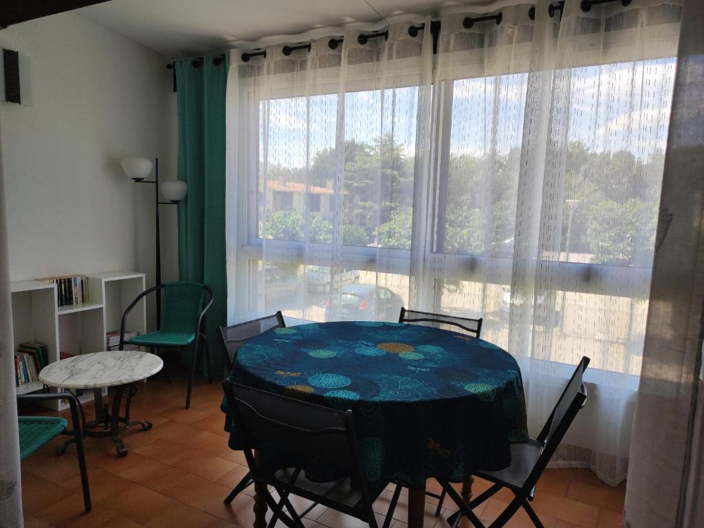Photo de la galerie de l'établissement Appartement 3 pièces avec piscine et tennis, à 500m de la plage, climatisé, parking privé - FR-1-776-101, à Argelès-sur-Mer