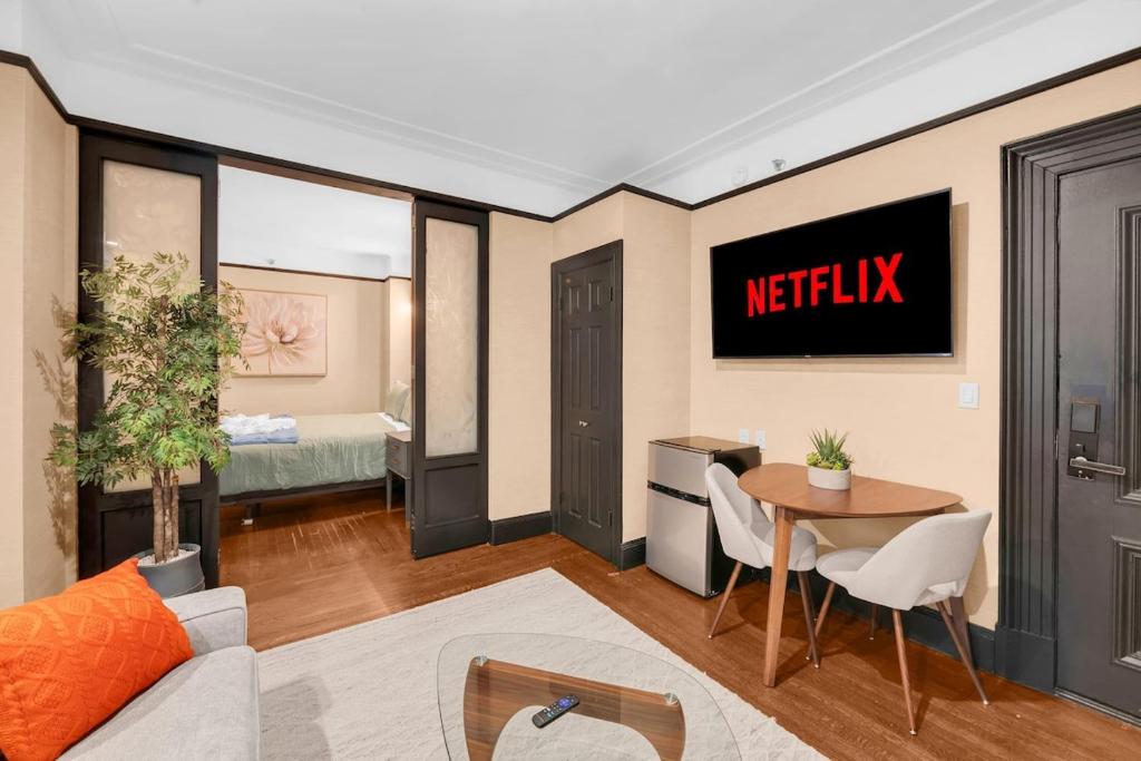 Ένα ή περισσότερα κρεβάτια σε δωμάτιο στο Beautiful Apt Near Times Square with GYM & PATIO