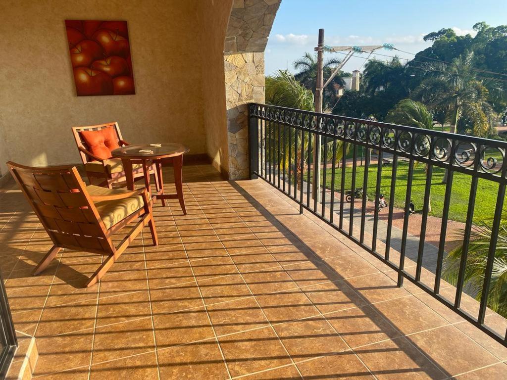 een veranda met een tafel en een stoel op een balkon bij Marina Park Plaza Sol in Santa Cruz Huatulco