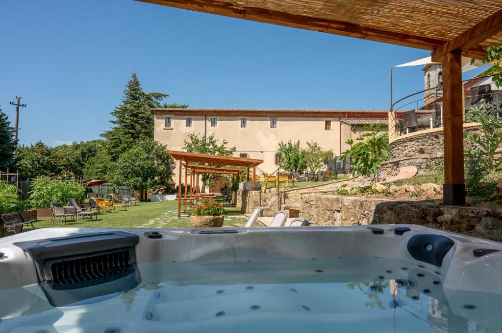 Bazén v ubytování Chiostro Delle Monache Hostel Volterra nebo v jeho okolí