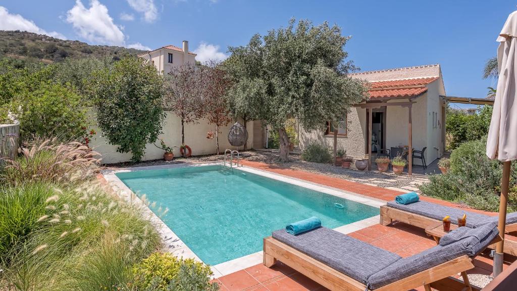 Bazén v ubytování Yiannis Cottage nebo v jeho okolí