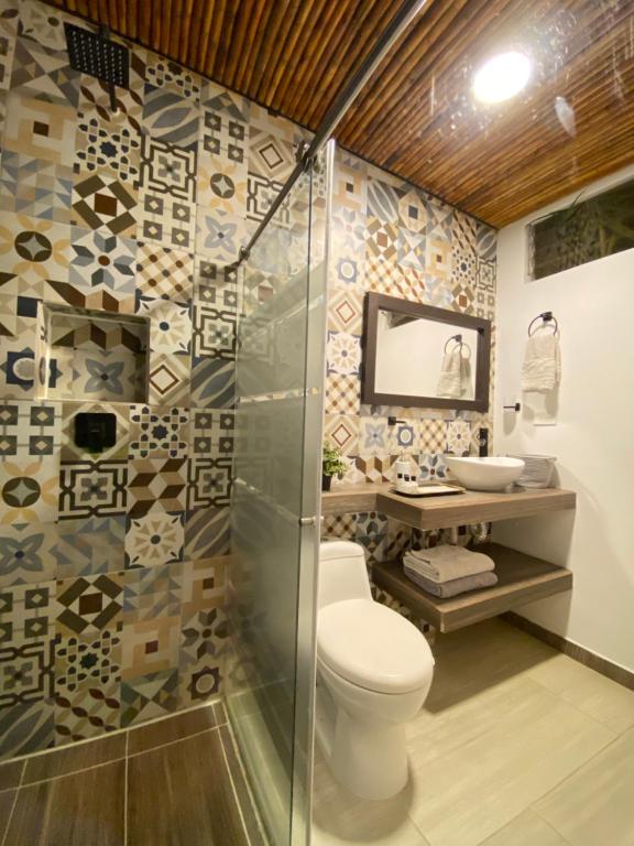 A bathroom at Verdes Hábitat Glamping