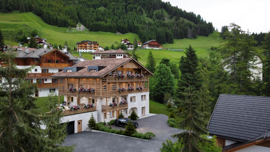 un edificio con persone sedute sui balconi di Residence Odlina a Colfosco