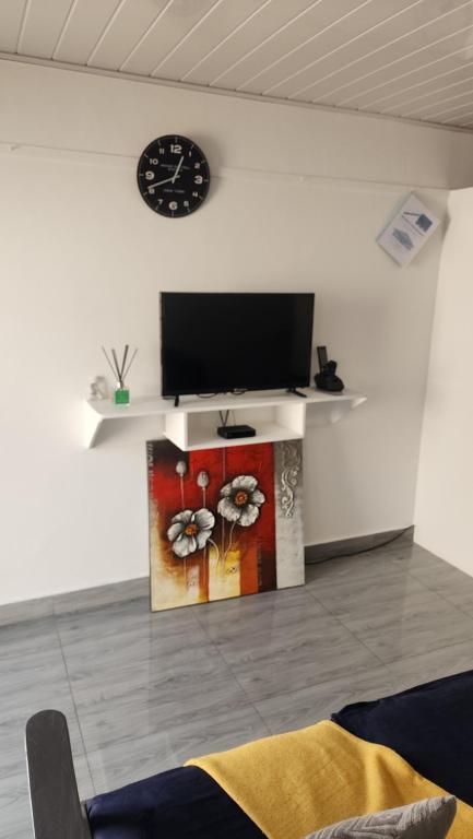 TV a/nebo společenská místnost v ubytování Ticia Apartment, Chipata
