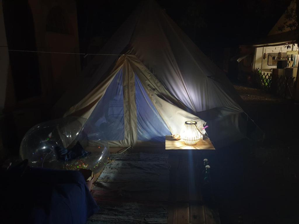 Rúm í herbergi á Mandaron / private tent for two persons