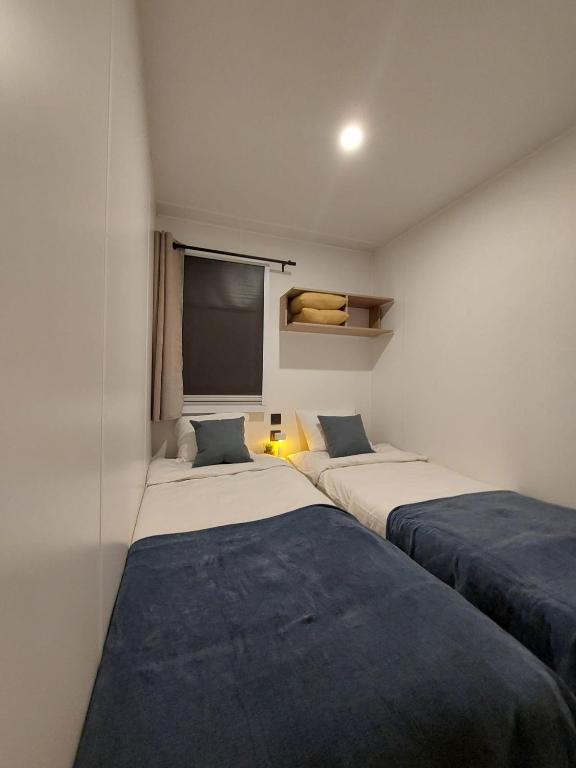 Postel nebo postele na pokoji v ubytování Chalet nabij Oostende
