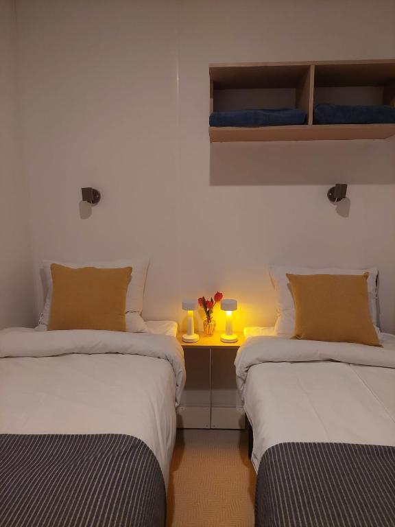 Postel nebo postele na pokoji v ubytování Chalet nabij Oostende