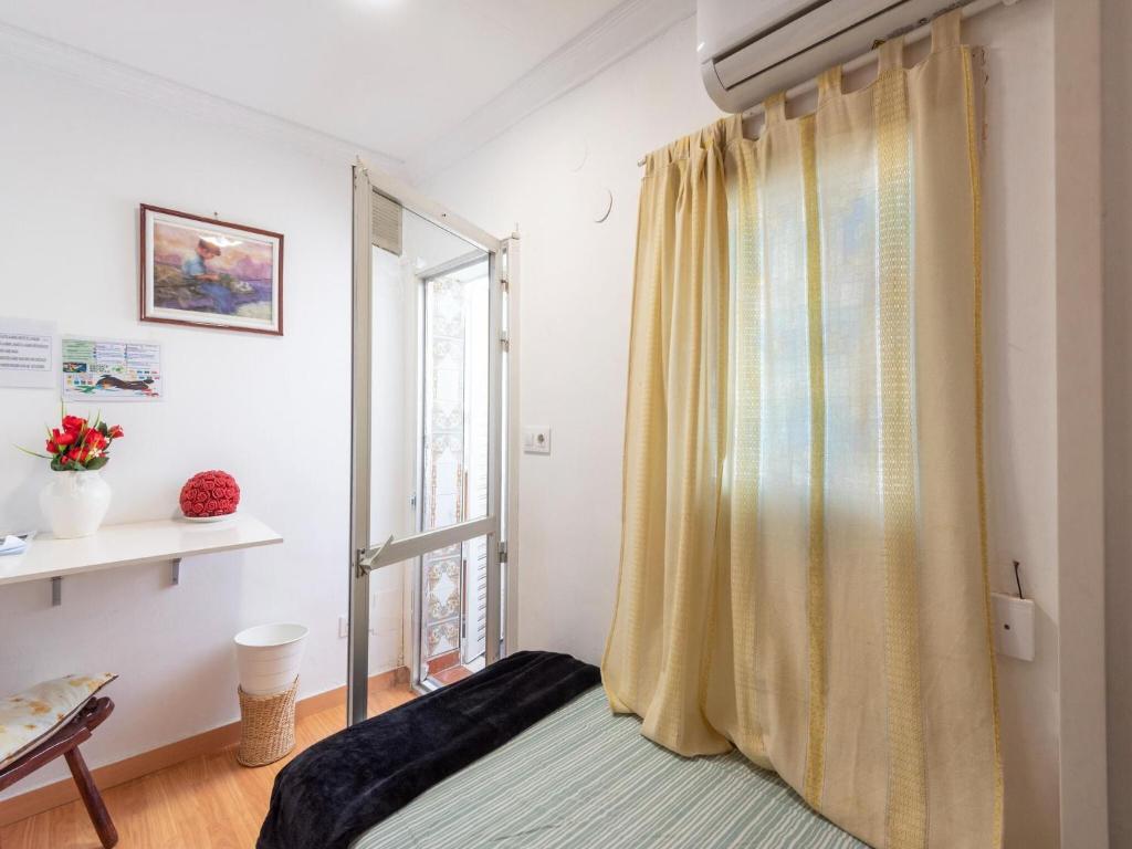 A bed or beds in a room at Belvilla by OYO Casa San SebastiÃ¡n de los Reyes