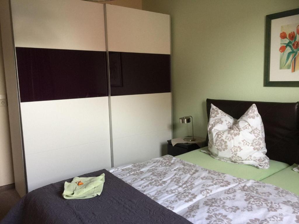 een kleine slaapkamer met een bed met auggage bij Fewo-Warns-Bad-Zwischenahn in Bad Zwischenahn