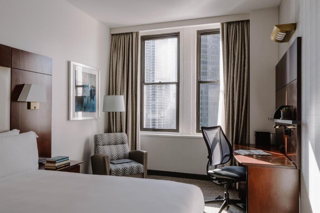 Postel nebo postele na pokoji v ubytování Club Quarters Hotel Wacker at Michigan, Chicago